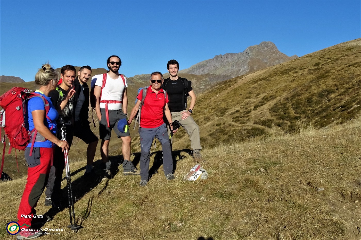 85 Alla Bocchetta di Foppabona incontro con giovani escursionisti milanesi.JPG